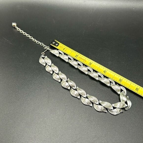 BOGO Free Jewelry...Lisner Matte Textured Silver Leaf Choker Necklace - Picture 6 of 7
